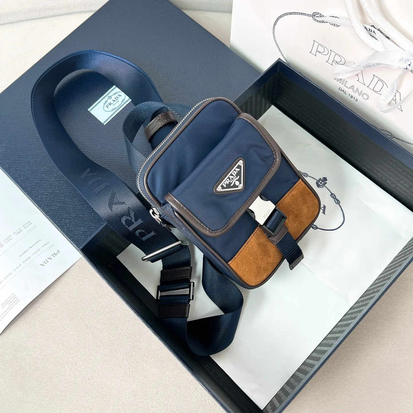 프라다 FW25 공용 사피아노 폰 크로스백 2ZH194 11.5x17x4.5cm