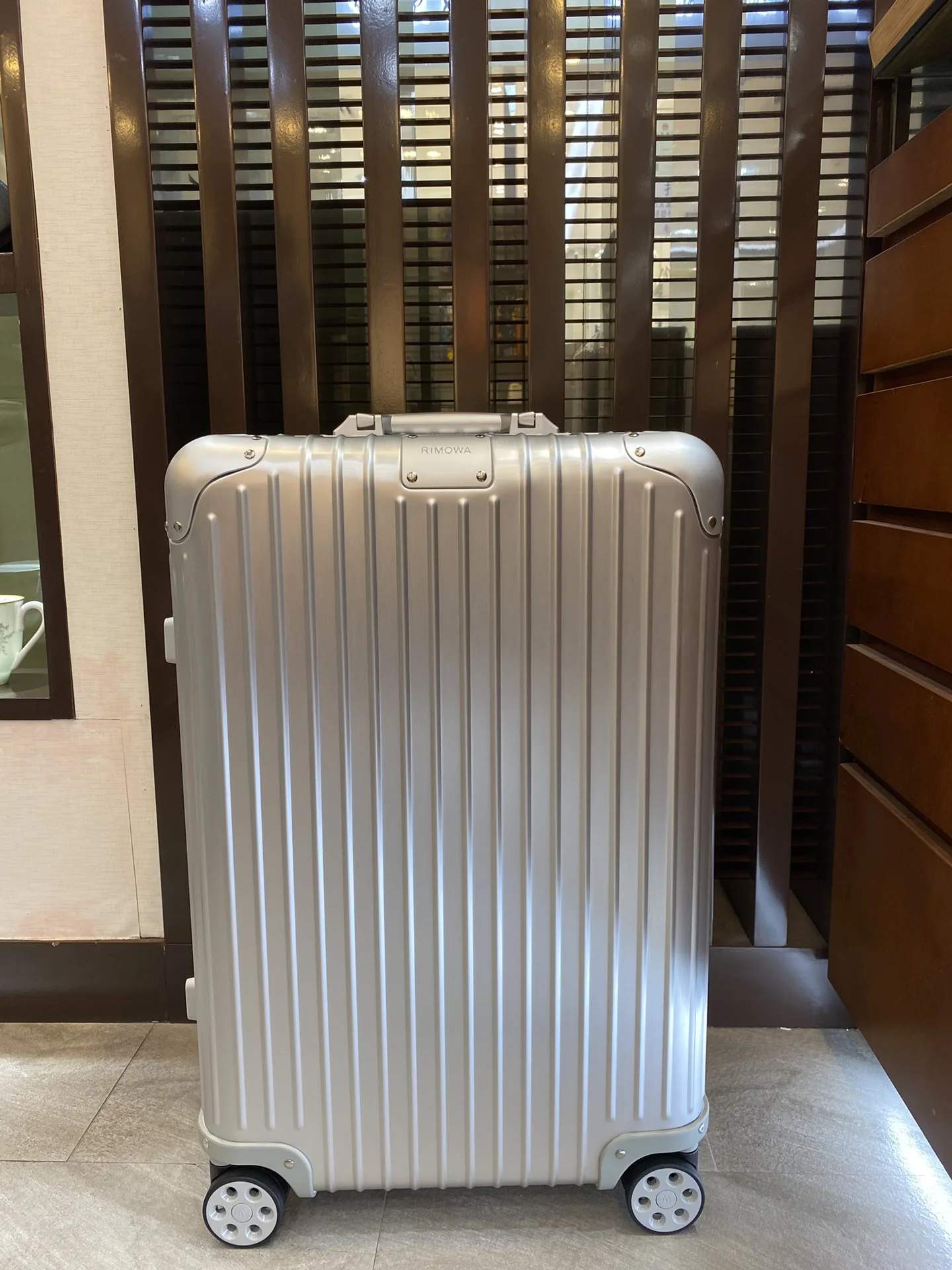 리모와 Original Check-In M 69X44X27.5cm