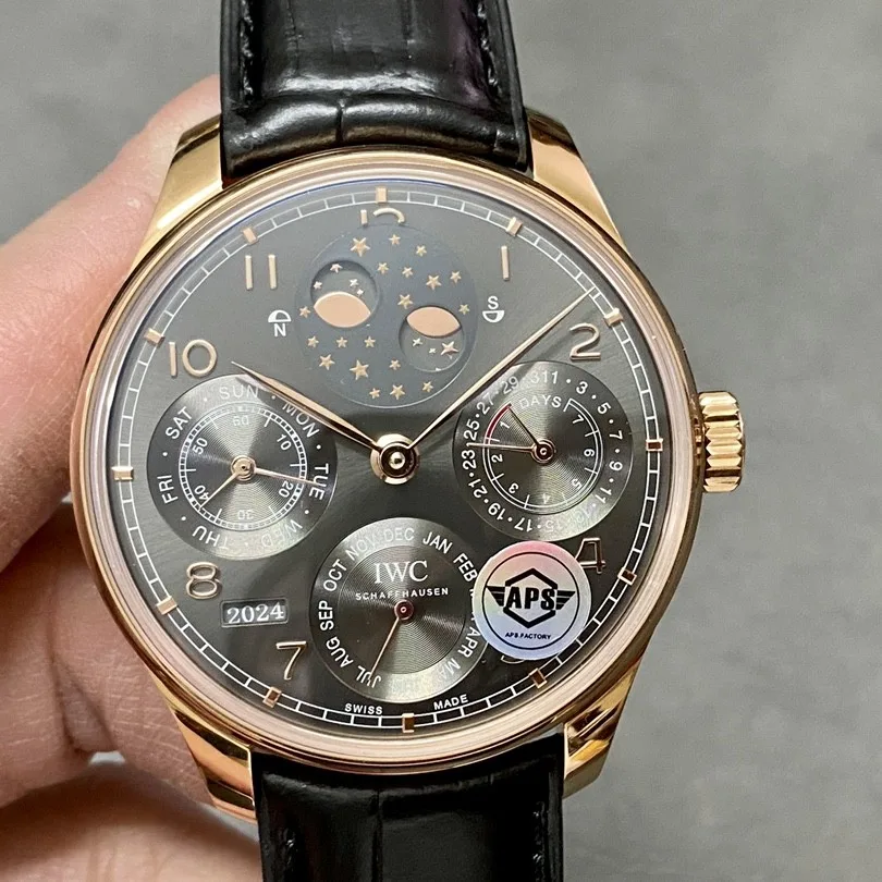 APS  l 52610 무브먼트 l 44.2 mm l 포르투기저 퍼페추얼 캘린더 IW503312