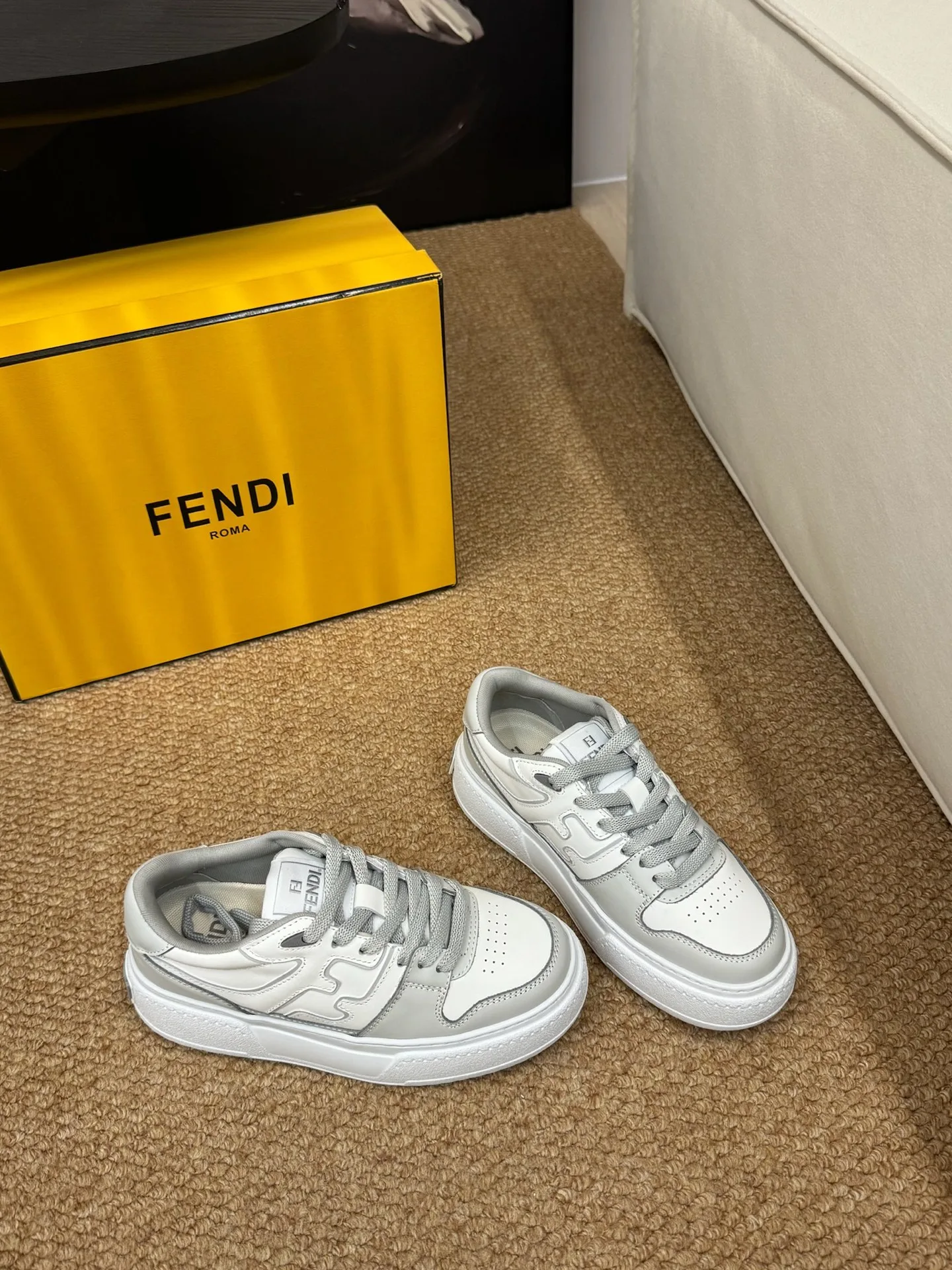 FENDI 25 FW 주카 모티프 패널 스니커즈
