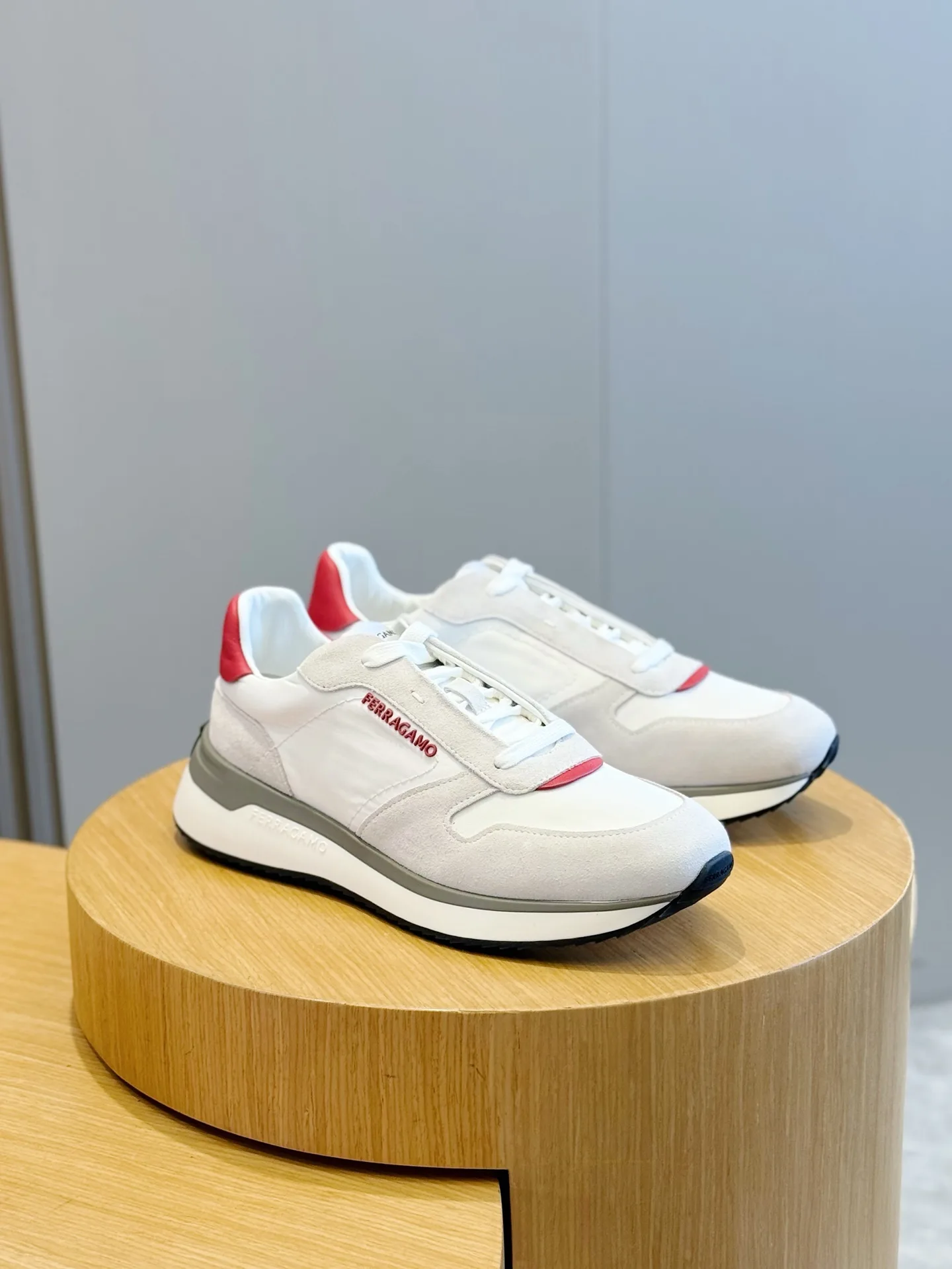 Ferragamo 스웨이드 레더 스니커즈
