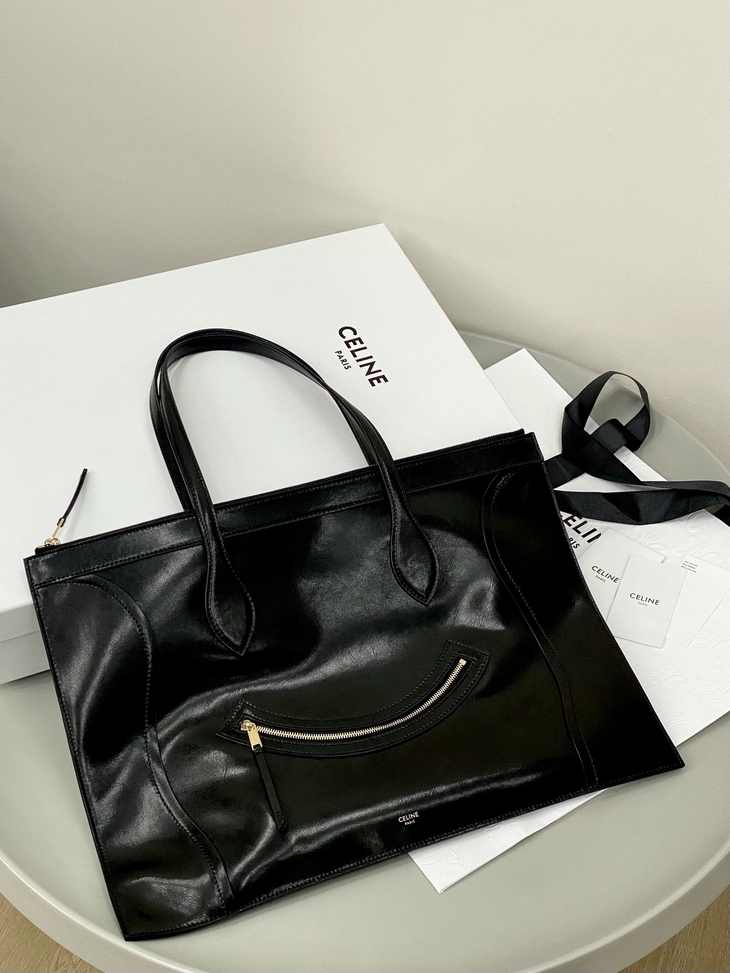 셀린느 백 송아지 가죽 플랫 카바스 울트라 123963GW4  31.5×0.5×44.5cm