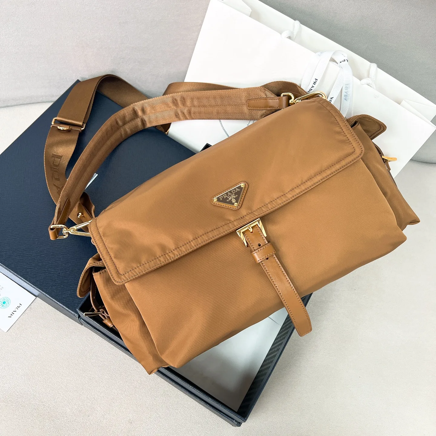 프라다 25FW 익스플로어 라지 리나일론 숄더백  1BD391 37.5*19*12cm