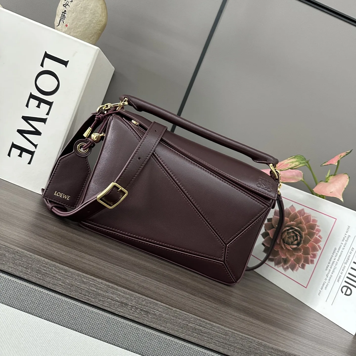 로에베 스몰 페더라이트 퍼즐 백  24*10.5*16.5cm
